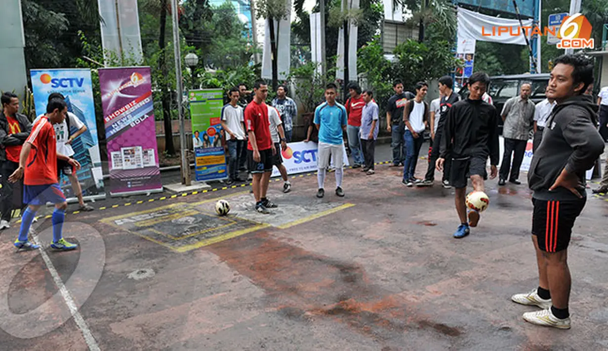 Sejumlah tim peserta melakukan pemanasan menjelang dimulainya 3 on 3 Futsal Challenge Road to BPL di Universitas Sahid, Jakarta. (Liputan6.com/Abdul Aziz Prastowo)