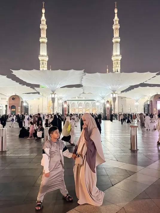 Shireen Sungkar dan Teuku Wisnu sengaja mengajak anak pertamanya umrah. Lantaran, Adam memang sangat ingin ibadah di Tanah Suci