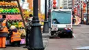 Sebuah kendaraan sanitasi mendisinfeksi jalan di Urumqi, Daerah Otonomi Xinjiang, China barat laut, Rabu (4/3/2020). Urumqi mengampanyekan sanitasi di seluruh kota guna mencegah penyebaran virus corona (COVID-19). (Xinhua/Wang Fei)