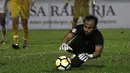 Kiper Bhayangkara FC, Wahyu Tri, menangkap bola saat melawan PSM Makassar pada laga Liga 1 di Stadion PTIK, Jakarta, Senin (3/12). Kedua klub bermain imbang 0-0. (Bola.com/Yoppy Renato)