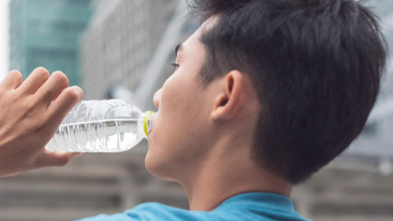 Ilustrasi minum air mineral
