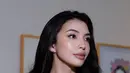 Dalam penampilan terbarunya, Manohara mengenakan heartline kebaya modern rancangan Anne Avantie. Kebaya ini memiliki detail tulle dan bordir yang apik, menciptakan perpaduan antara tradisional dan sentuhan kontemporer yang menawan. [@manodelia].