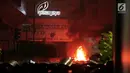 Massa melakukan perlawanan dan membakar barang di sekitar Pasar Jaya Blok A, Tanah Abang, Jakarta Pusat, Rabu (22/5/2019). Massa pengunjuk rasa berada di kawasan tersebut setelah terus dipukul mundur oleh aparat dari kawasan gedung Bawaslu. (Liputan6.com/Gempur M Surya)
