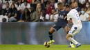 Penyerang Paris Saint-Germain (PSG) Kylian Mbappe dan bek Strasbourg Lucas Perrin berebut bola pada laga pekan kedua Liga Prancis di Stadion Parc des Princes, Minggu (15/8/2021) dini hari WIB. PSG membekuk tamunya Strasbourg dengan skor 4-2. (AP Photo/Francois Mori)
