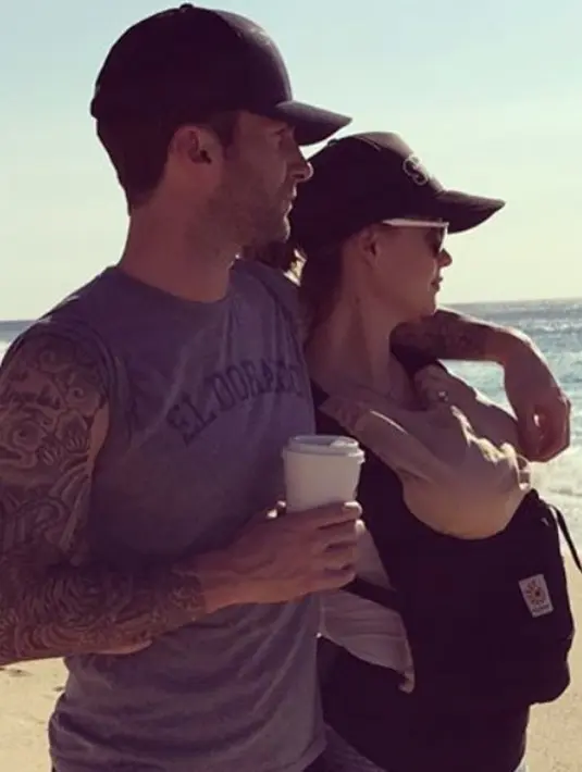 Terlihat lewat sebuah foto yang diunggah dalam akun Behati maupun Adam, mereka terlihat sedang berada di tepi pantai dengan membawa buah hatinya. (Instagram/Adamlevine)