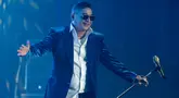 Vokalis UNGU, Pasha, tampil menghibur penggemar dalam konser Waktu Yang Dinanti – Final Chapter di Tennis Indoor Senayan, Jakarta, Jumat (30/10/2026). Penampilan tersebut menjadi bagian dari perayaan 30 tahun perjalanan musik UNGU. (KLY/Budy Santoso)