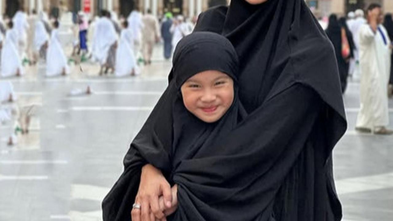 Potret Ririn Ekawati & Putri Bungsunya Umrah Bareng, Sama-sama Cantik dan Kompak dengan Baju Warna Senada