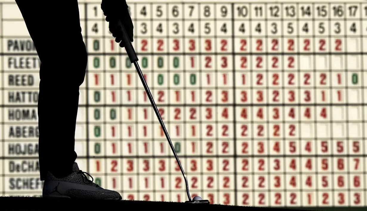 Keegan Bradley melakukan putt (pukulan yang digunakan untuk menyelesaikan hole) pada hole ke-17 saat putaran pertama turnamen golf Masters di Augusta National Golf Club, Agusta, Georgia, Jumat (12/04/2024). (AP Photo/Charlie Riedel)