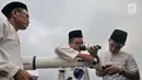 Tim hisab rukyat Kanwil Kemenag DKI Jakarta memantau hilal 1 Ramadan 1440 H menggunakan teleskop dari atap Gedung Kanwil Kemenag DKI Jakarta, Minggu (5/5/2019). Tim hisab rukyat menggunakan jenis teropong seperti theodolite (kuning), teleskop, dan binokular. (merdeka.com/Iqbal S Nugroho)