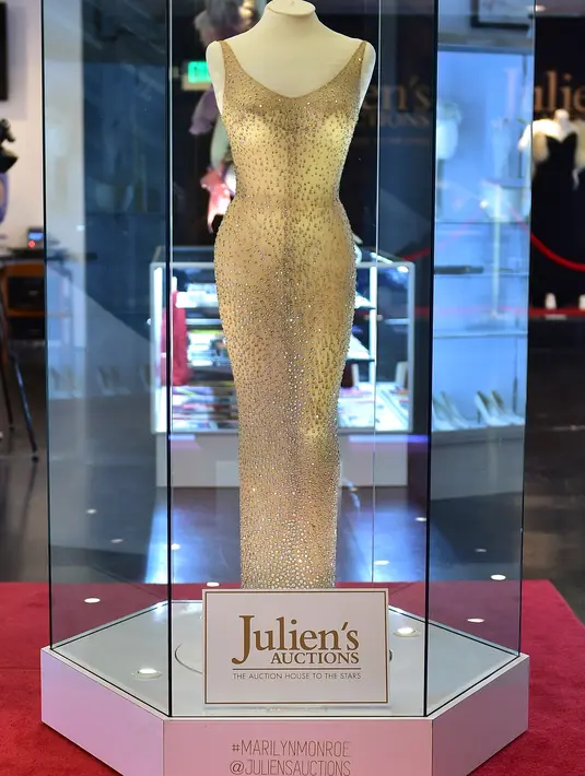 Gaun yang pernah dipakai Marilyn Monroe saat dipamerkan di Julien’s Auction, di Los Angeles, 17 November 2016. Gaun berwarna nude dan berhias payet kristal itu memecahkan rekor sebagai barang pribadi termahal yang pernah terjual. (Frederic J. BROWN/AFP)