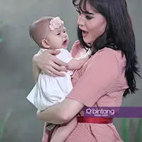 Kehadiran buah hatinya itu,  bintang film Ketika Cinta Bertasbih itu juga mengurangi kegiatannya di dunia entertainment. Ia belum mau ambil syuting yang banyak memakan waktu. (Bambang E. Ros/Bintang.com)