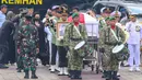 Personel Tentara Nasional Indonesia (TNI) bersiap menjalankan prosesi pemakaman mantan Menteri Pertahanan, Juwono Sudarsono, di Taman Makam Pahlawan Nasional (TMPN), Kalibata, Jakarta, Minggu (29/3/2026). (merdeka.com/Arie Basuki)