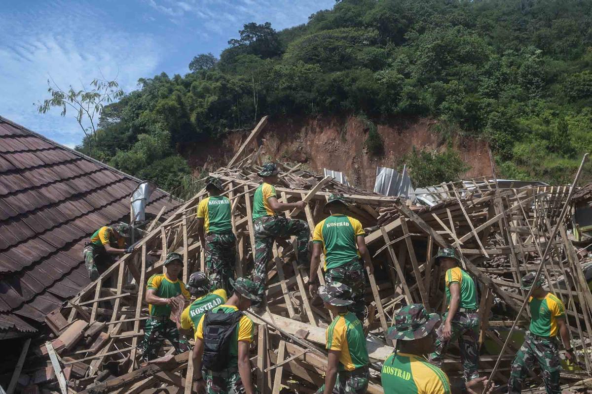 FOTO: Longsor Timbun Kantor Desa dan Rumah Warga di Nagreg Bandung