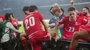 Pemain Timnas Indonesia Justin Hubner dan Elkan Baggott melompat ke arah barikade pembatas untuk menemui suporter setelah mengalahkan Thailand melalui drama adu penalti pada final FIFA ASEAN Cup 2026 di Stadion Utama Gelora Bung Karno (SUGBK), Jakarta, Senin (5/10/2026). (KLY/Budy Santoso)