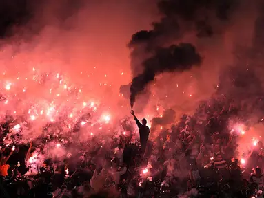 Para suporter Corinthians menyalakan suar saat laga Copa Libertadores melawan Nacional di Stadion Arena Corinthians, Brasil, Rabu (4/5/2016). (AFP/Nelson Almeida)