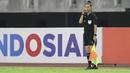 Pada laga perdana Grup F Kualifikasi Piala Asia U-20 2023 antara Vietnam melawan Hong Kong ia juga bertugas bersama dua wasit wanita asal Korsel, Oh Hyeon-jeong dan Park Mi-suk. (Bola.com/Ikhwan Yanuar)