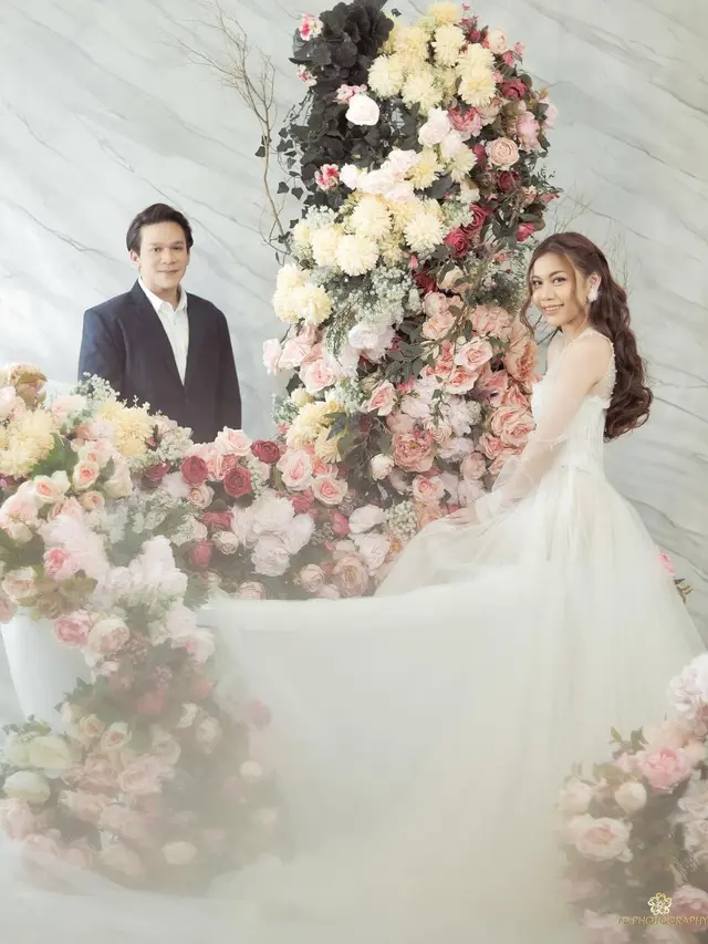 Gaya pemotretan Jordi Onsu dan Frislly Herlind yang makin mesra. (Sumber: Instagram/fdphotography90)