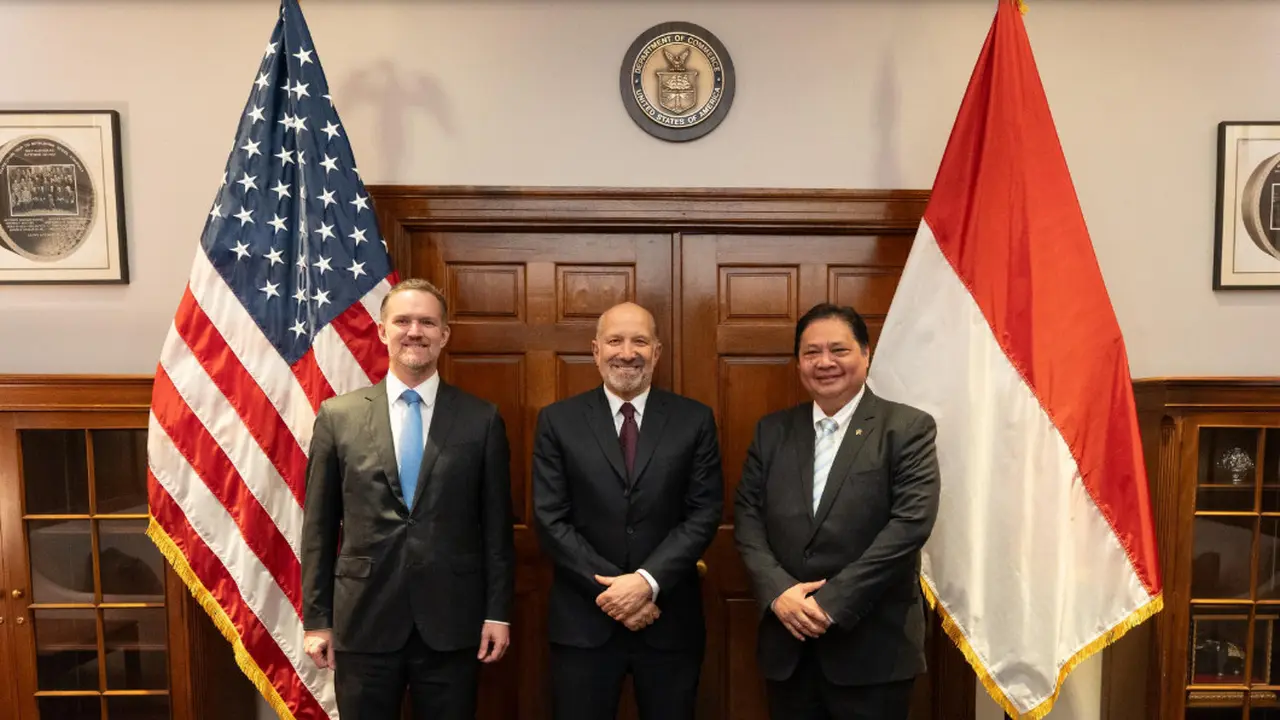 Menko Bidang Perekonomian Airlangga Hartarto mewakili Pemerintah Indonesia melakukan pertemuan dengan Pemerintah AS yang diwakili oleh U.S. Secretary of Commerce, Howard Lutnick dan United States Trade Representative, Jamieson Greer. (Foto: ekon.go.id)