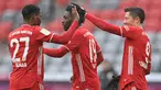 Striker Bayern Munich, Robert Lewandowski (kanan) melakukan selebrasi usai mencetak gol pertama ke gawang Freiburg dalam laga lanjutan Liga Jerman 2020/21 pekan ke-16 di Allianz Arena, Minggu (17/1/2021). Bayern Munich menang 2-1 atas Freiburg. (AFP/Christof Stache/Pool)
