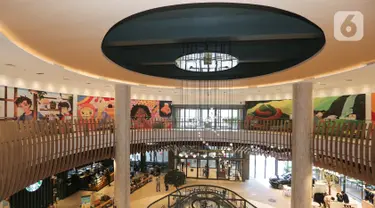 Interior pusat perbelanjaan di AEON MALL Tanjung Barat, Jakarta (20/05/2022). AEON Co.Ltd dan AEON MALL Co.Ltd resmi membuka jaringan pusat perbelanjaan keempatnya di Indonesia yang mengusung konsep “Find Happiness Beyond Your Future”. (Liputan6.com/Fery Pradolo)