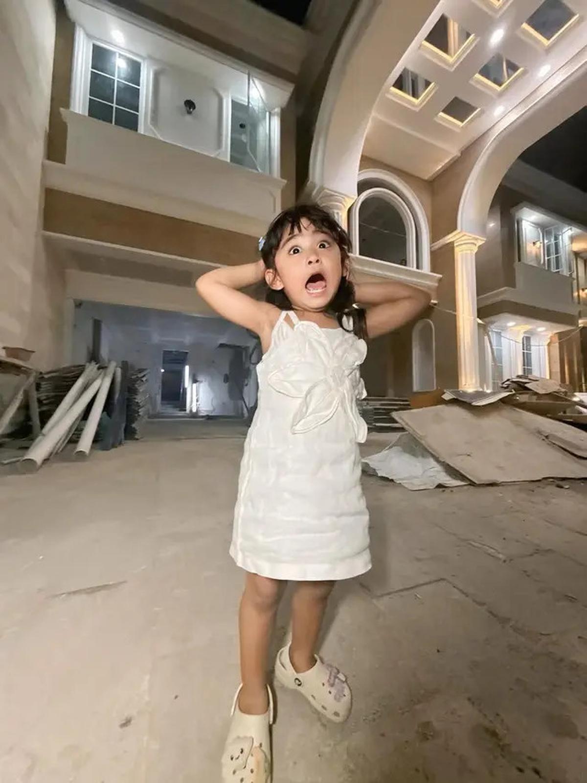 Tingkah Lucu Moana Anak Ria Ricis Sidak Rumah Baru, Hampir Jadi Bagian Depan Mewah Banget