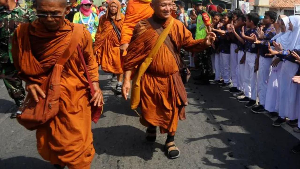 Saat tiba di Indonesia, para biksu ini disambut hangat oleh masyarakat