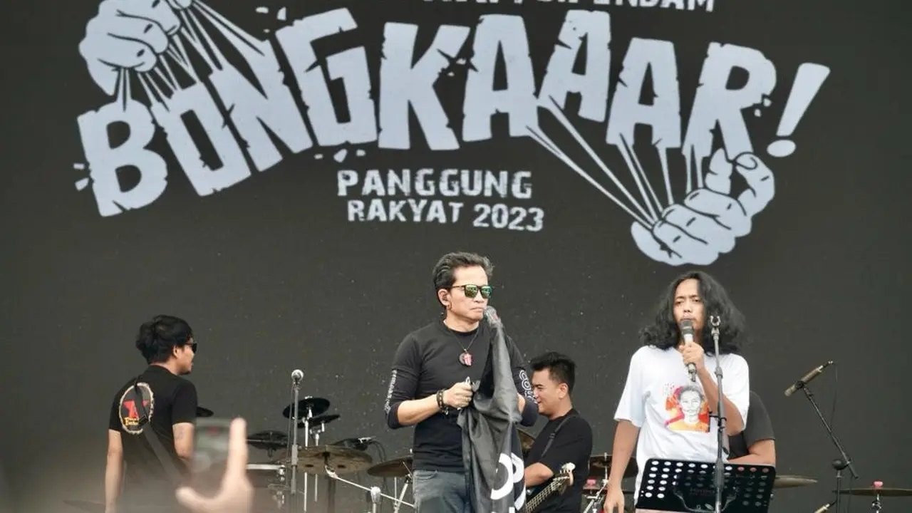 Fajar Merah (kaos putih), anak dari penyair dan aktivis hak asasi manusia (HAM), Wiji Thukul (Istimewa)