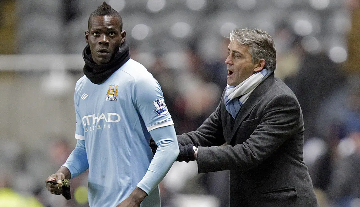 Hubungan baik Mario Balotelli dengan Roberto Mancini sudah diawali di level klub saat keduanya berada di Manchester City. Roberto Mancini tiba lebih dahulu di tengah musim 2009/2010, sementara Balotelli menyusul di awal musim 2010/2011. (AFP/Graham Stuart)