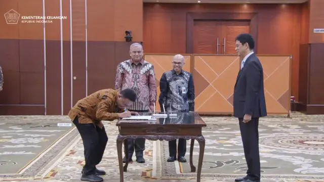 Menteri Keuangan Purbaya Yudhi Sadewa melantik 8 pejabat baru di Lingkungan Kementerian Keuangan. (Liputan6.com/Arief)