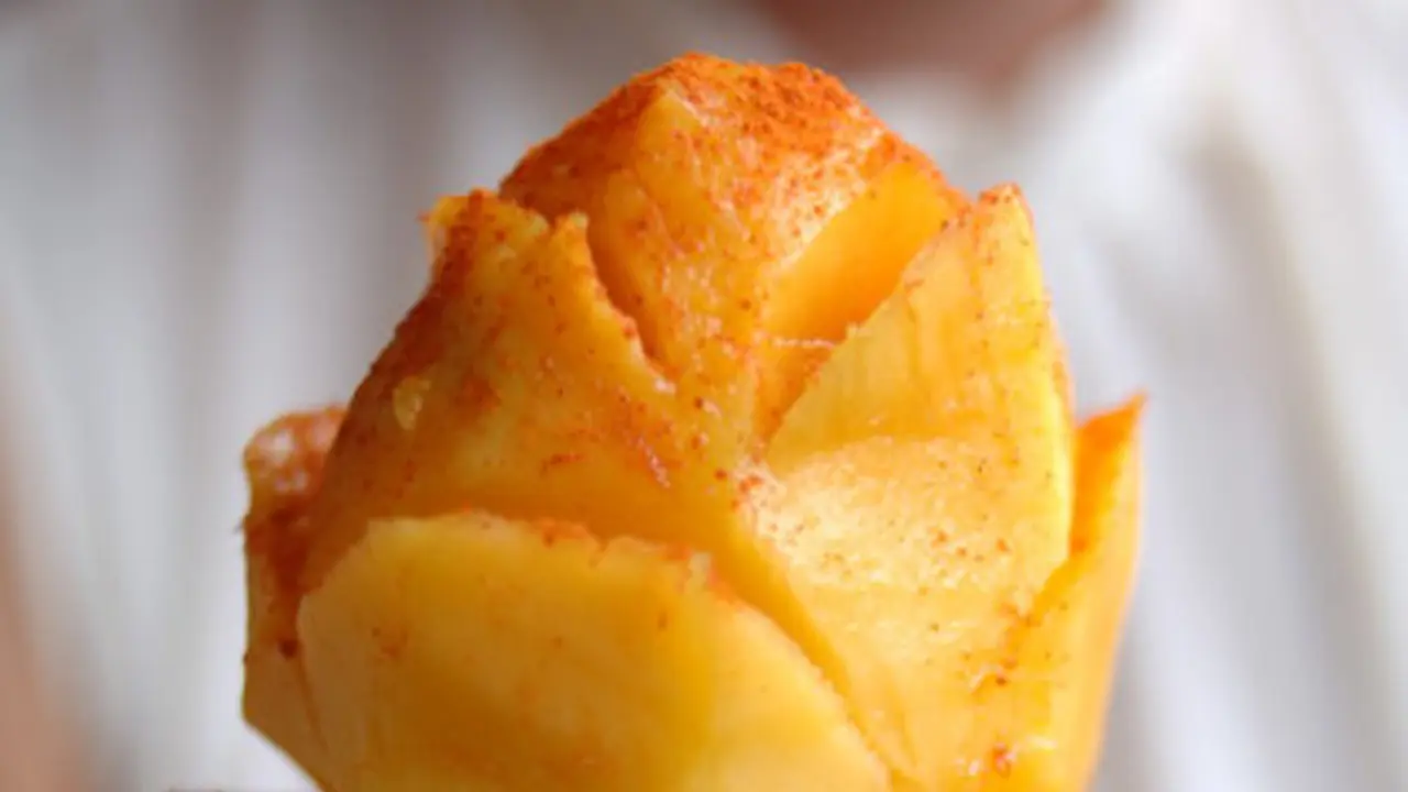Simak! Video Tutorial Membuat Bunga dari Buah Mangga