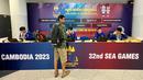 <p>Suasana stan registrasi ID card peliputan SEA Games 2023 Kamboja di Bandara Internasional Phnom Penh, Kamboja, pada Jumat (28/4/2023). Proses registrasi berupa penempelan hologram untuk kontingen dan wartawan. (Bola.com/Abdul Aziz)</p>