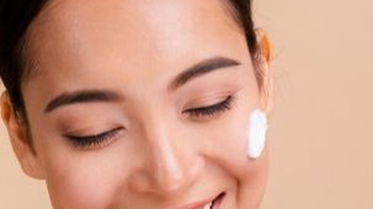 8. Moisturizer/Face Oil: Mengunci Kandungan Sebelumnya dan Membantu Penetrasi