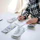 Money scripts adalah pola keyakinan tentang uang yang terbentuk dari pengalaman dan lingkungan, lalu dapat memengaruhi kebiasaan serta keputusan finansial tanpa disadari. (Foto/Dok: Pexels)
