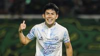 Ekspresi pemain PSIM Yogyakarta,&nbsp;Yusaku Yamadera saat timnya bertanding melawan Persebaya Surabaya&nbsp;pada BRI Super League 2025/2026 di Stadion Gelora Bung Tomo, Surabaya,&nbsp;Jumat (8/8/2025). (Bola.com/Abdul Aziz)&nbsp;