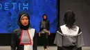 Model mengenakan busana rancangan Zaskia Sungkar pada Indonesia Fashion Week (IFW) 2016 di JCC Senayan, Jakarta, Jum'at, (11/03). Fashion Hijab kini mulai marak di Fashion Internasional. (Liputan6.com/Faisal R Syam)