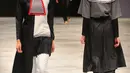 Model mengenakan busana rancangan Zaskia Sungkar pada Indonesia Fashion Week (IFW) 2016 di JCC Senayan, Jakarta, Jum'at, (11/03). Fashion Hijab kini mulai marak di Fashion Internasional. (Liputan6.com/Faisal R Syam)