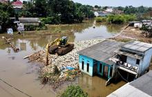 FOTO: Berbulan-bulan Banjir yang Disebabkan Gunung Sampah Masih Merendam Rumah-Rumah hingga Melumpuhkan Jalan di Depok