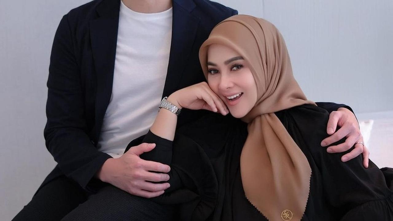 Pamer Cincin Berlian Raksasa, Berikut Potret Syahrini dan Reino Barack Rayakan Anniversary ke-5