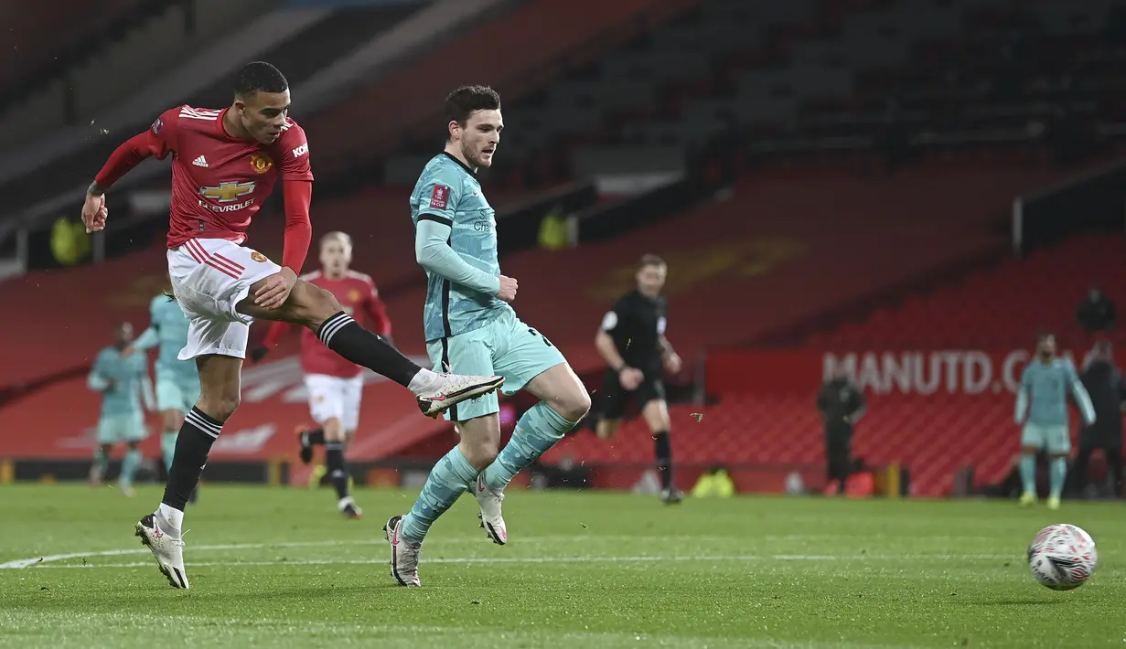 Pemain Manchester United, Mason Greenwood (kiri) melakukan tendangan ke gawang Liverpool pada laga babak keempat FA Cup 2020-21 di Old Trafford, Senin (25/01/2021). (Foto: AP/Pool/Laurence Griffiths)