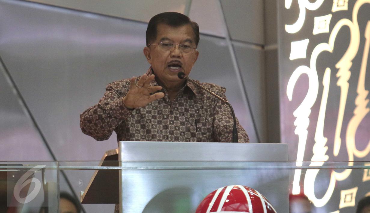 Wapres Jusuf Kalla berpidato di Bursa Efek Indonesia, Jakarta, (30/12). Indeks Harga Saham Gabungan (IHSG) pada akhir perdagangan 2015 ditutup‎ menguat 23,65 poin atau 0,52 persen ke level 4.593,01. (Liputan6.com/Angga Yuniar)
