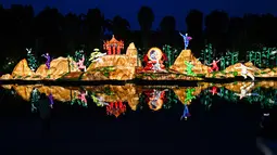 Tampilan lampion yang dipasang di danau selama pratinjau media untuk Mid-Autumn Festival di Gardens by the Bay, Singapura, Selasa (27/8/2019). Festival ini sebagai penanda berakhirnya panen musim gugur atau Mid-Autumn sekaligus momen untuk memanjatkan syukur kepada dewa-dewi. (Roslan RAHMAN/AF