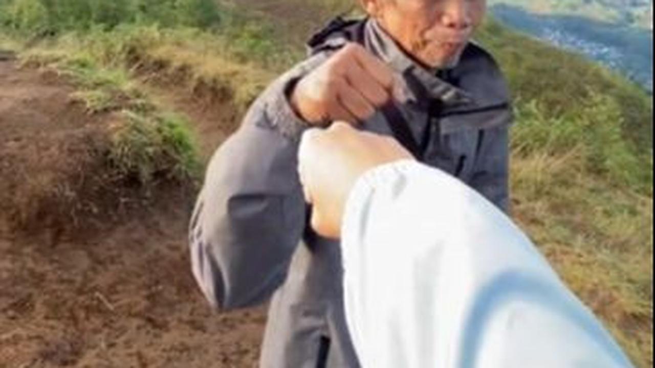 "Umurnya 65 tahun, rela ujan-ujanan ke basecamp, ikut tidur di bc (basecamp), mijitin pas lagi muntah, mau belajar foto dan videoin aku, nemenin sampe puncak, nungguin aku foto-foto," beber Maira.