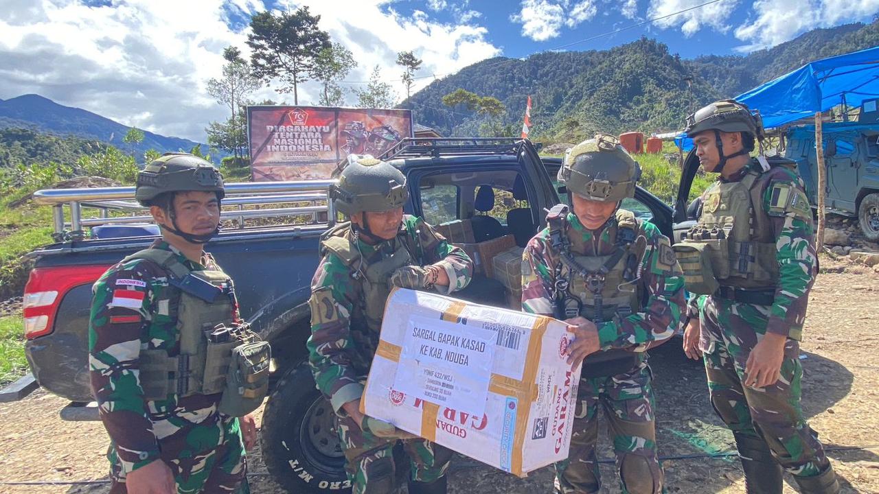 Antusias Warga Perbatasan RI-PNG Terima Bantuan dari Kasad Jenderal Maruli