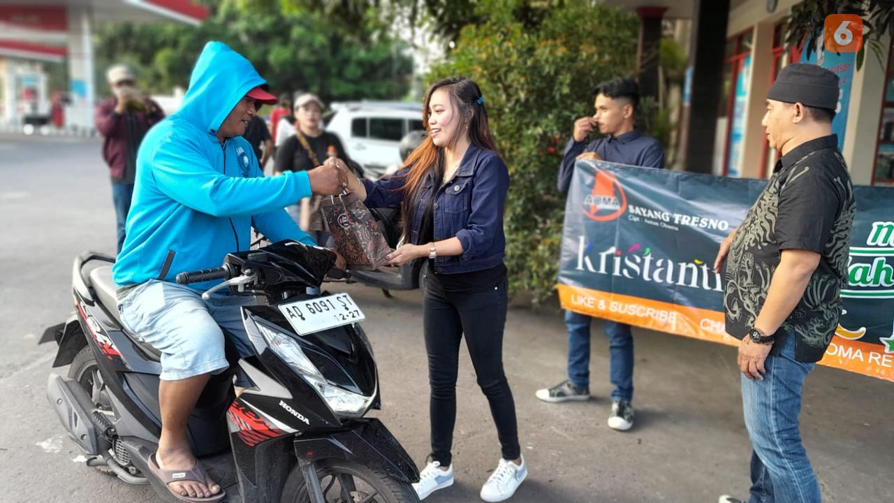 Sambil Bagi Takjil Penyanyi Solo ini Launching Single Kedua