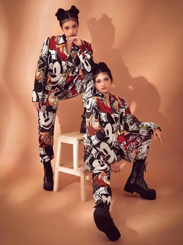 Mirip Bak Kembar, Intip 6 Gaya Pemotretan Ratu Sofya Pemeran ‘Dari Jendela SMP’ dan Adiknya