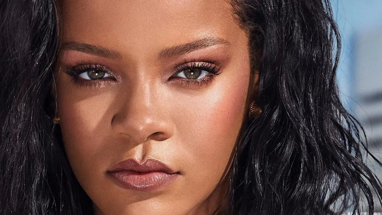 Rihanna Rekomendasikan Jenis Foundation Ini untuk Kulit Kering