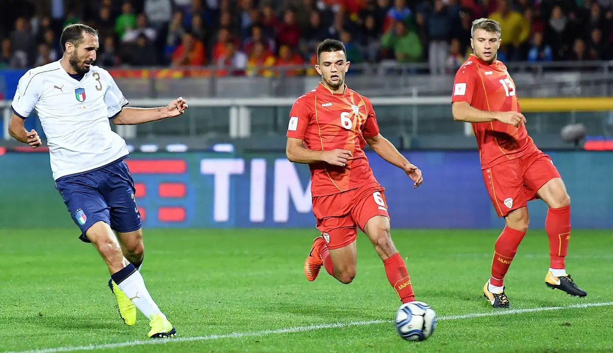 Bek Italia, Giorgio Chiellini, berebut bola dengan bek Makedonia, Musliu, pada laga Kualifikasi Piala Dunia 2018 di Stadion Olimpico, Turin, Jumat (6/10/2017). Italia ditahan imbang 1-1 dengan Makedonia. (AP/Alessandro Di Marco)
