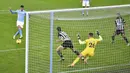 Penyerang Manchester City, Ferran Torres, mencetak gol ke gawang Newcastle United pada laga Liga Inggris di Stadion Etihad, Sabtu (26/12/2020). City menang dengan skor 2-0. (Peter Powell/Pool via AP)