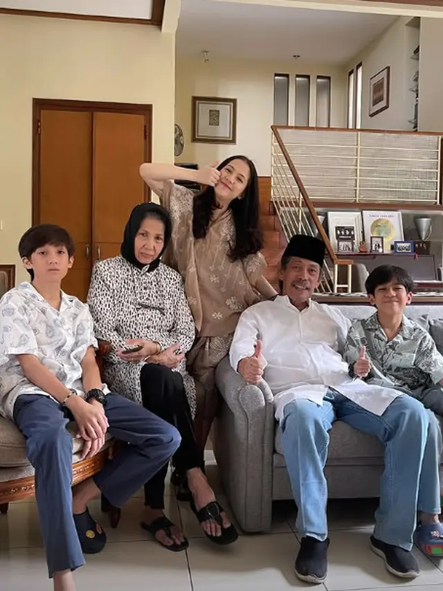 Acil Bimbo dan Adhisty Zara sang cucu (Foto: Instagram @zaraadhsty)