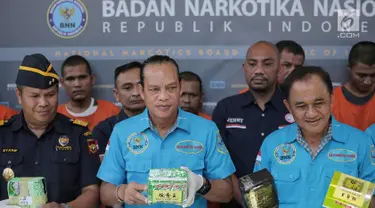 Kepala BNN Komjen Pol Heru Winarko (kanan) bersama Deputi Pemberantasan BNN Irjen Pol Arman Depari (tengah) menunjukan barang bukti narkotika jenis sabu saat rilis kasus penyelundupan narkotika di kantor BNN, Cawang, Jakarta, Kamis (2/5/2019). (Liputan6.com/Faizal Fanani)